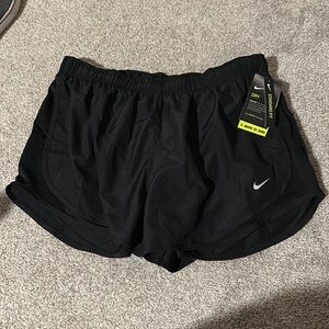 NWT women’s black under armour running shorts size XL